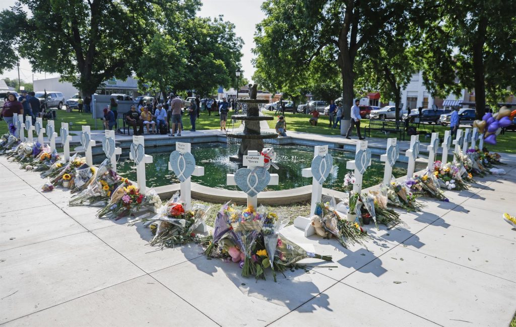Inician funerales de víctimas de tiroteo en Uvalde, Texas - memorial-en-centro-de-uvalde-para-victimas-de-tiroteo-1024x650