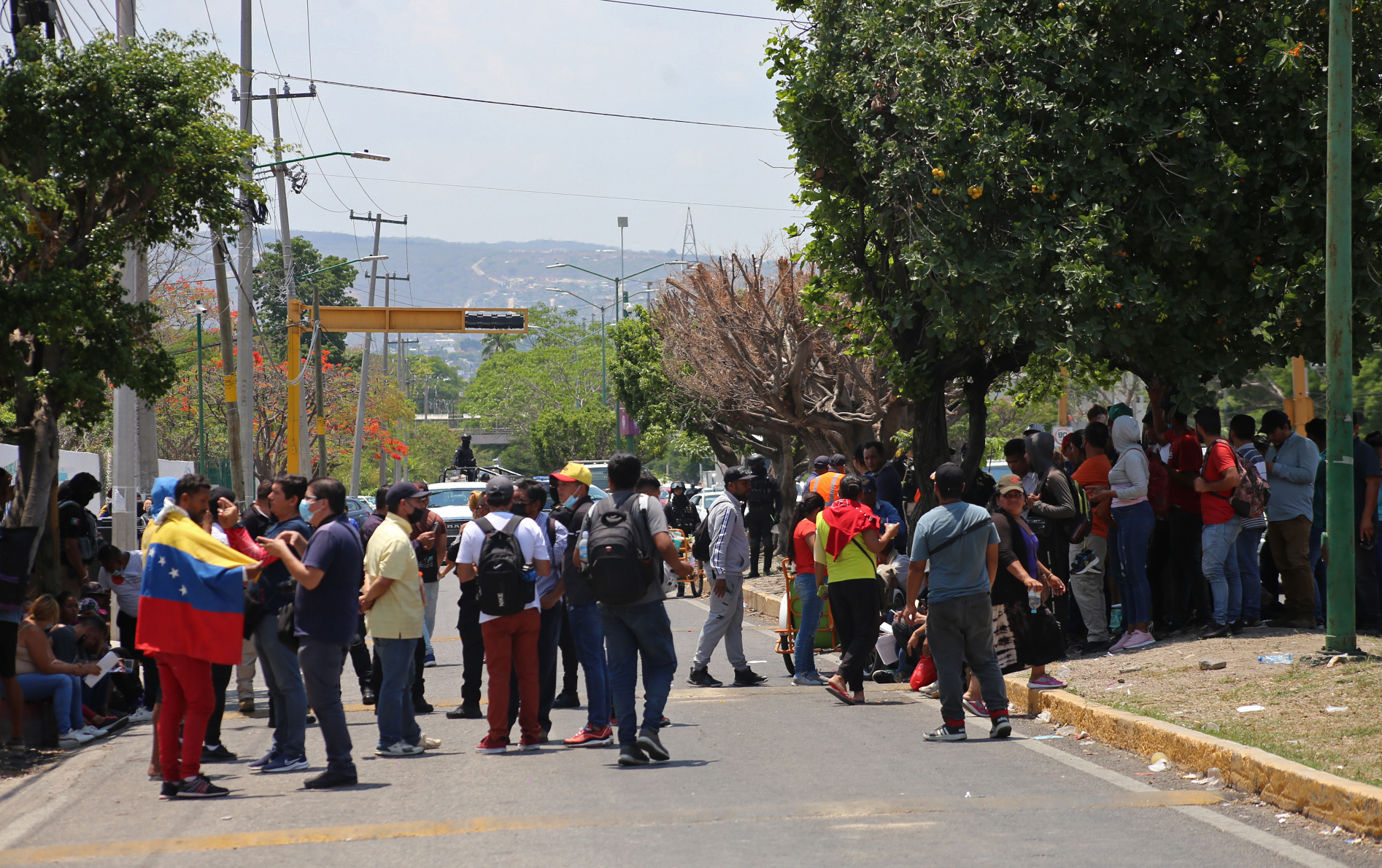 Migrantes bloquean calles de Tuxtla Gutiérrez para exigir visas humanitarias