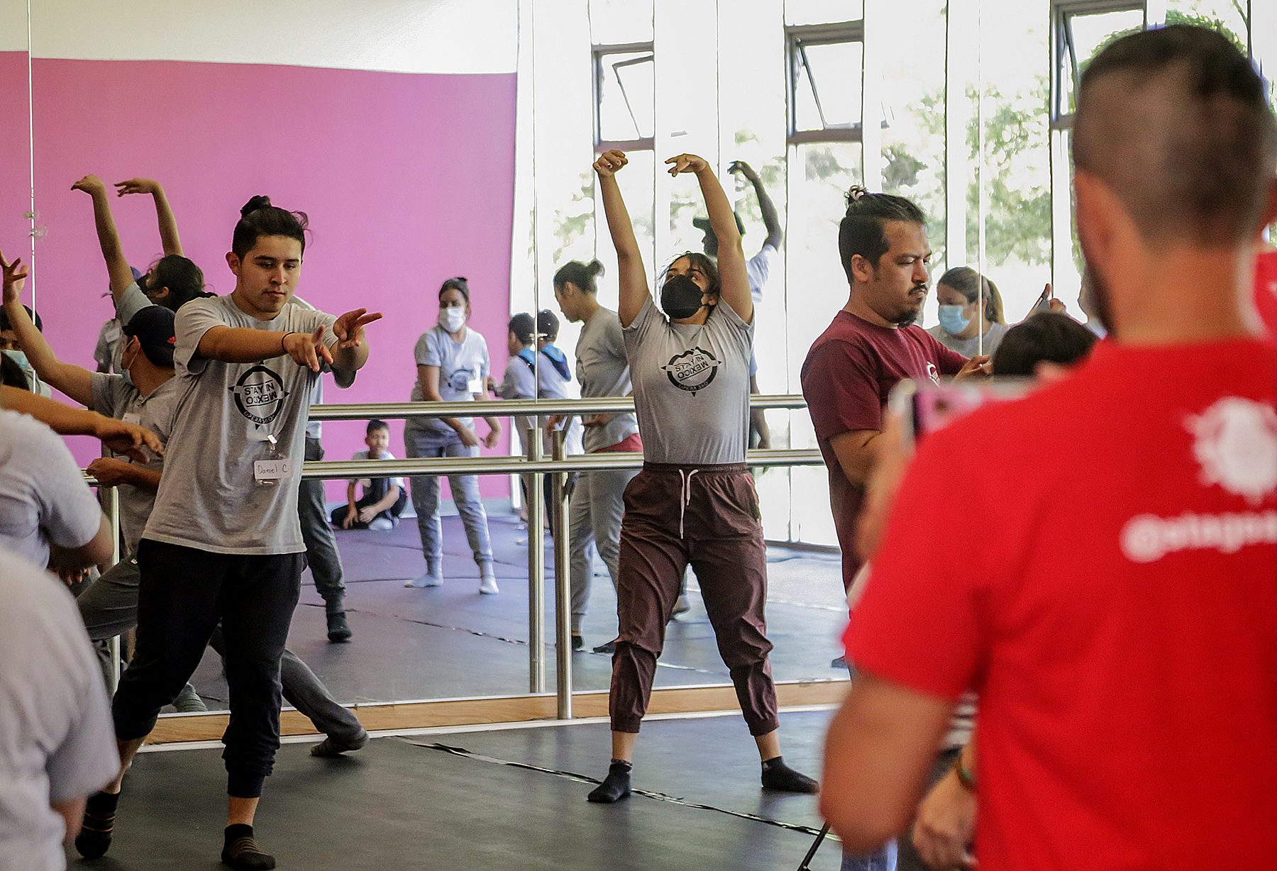 Migrantes varados en Tijuana cuentan sus historias a través de una ópera