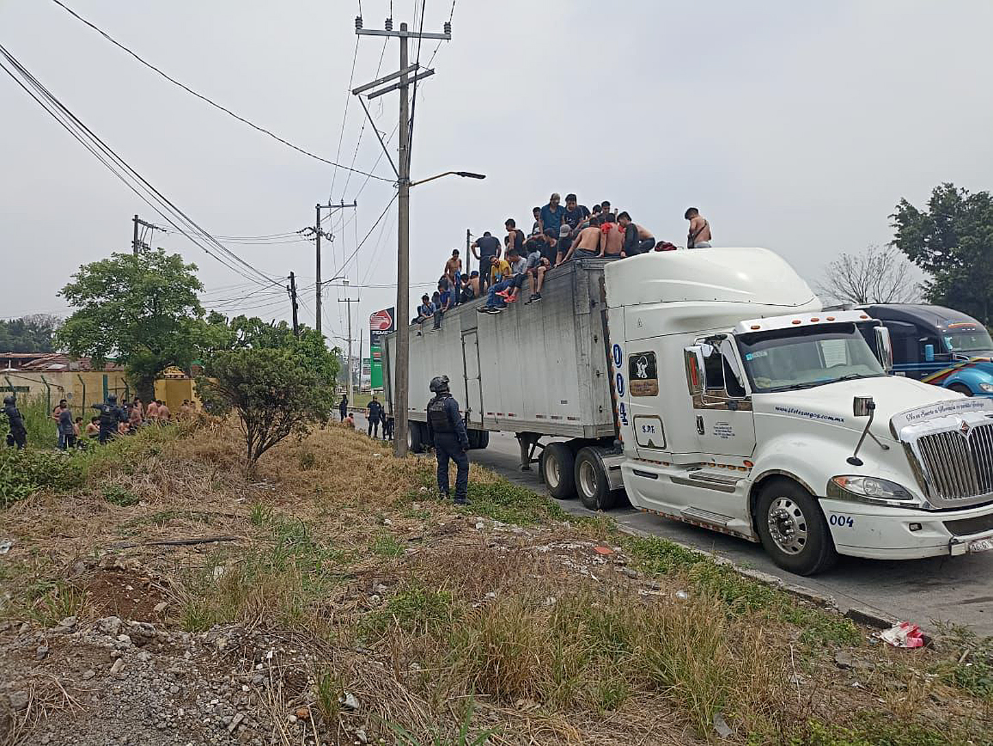 Localizan 310 migrantes que viajaban hacinados en caja de tráiler en Veracruz Localizan 310 migrantes que viajaban hacinados en caja de tráiler en Veracruz
