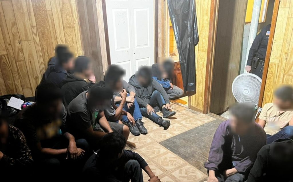 Aseguran en Laredo, Texas, a 63 migrantes - migrantes-indocumentados-detenidos-en-laredo-texas-1024x637