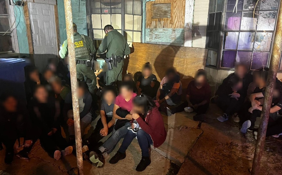 Aseguran en Laredo, Texas, a 63 migrantes