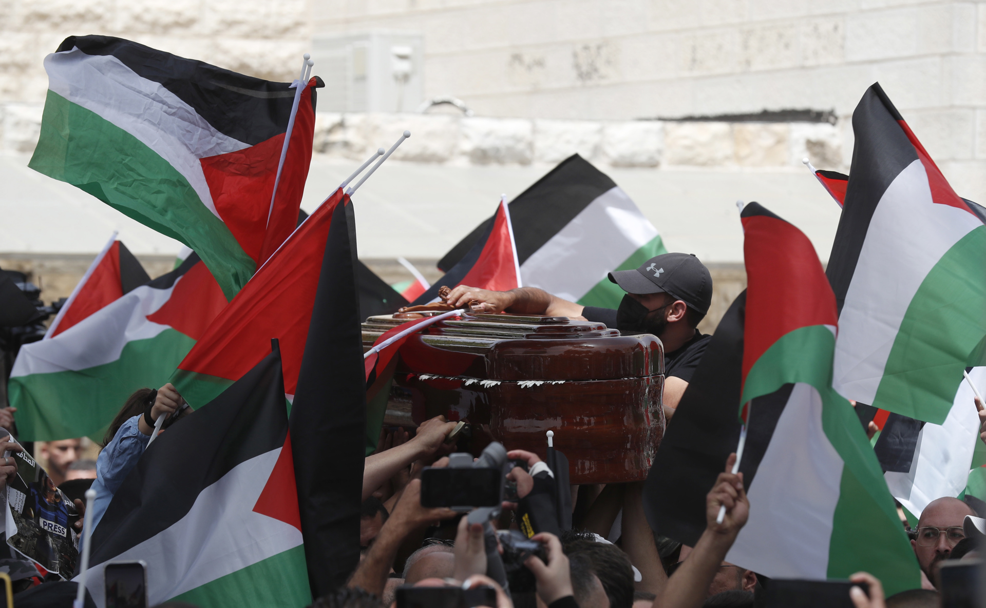 Miles despiden a periodista Shireen Abu Akleh en tenso funeral en Jerusalén