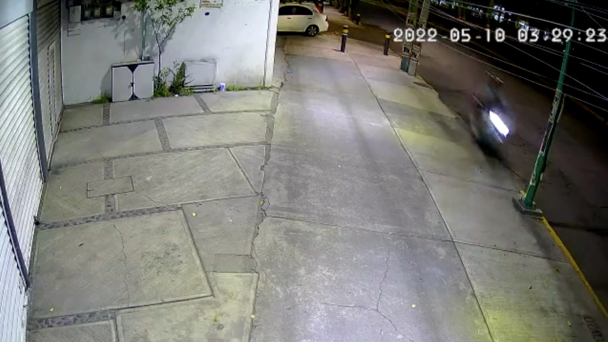 #Video Motociclista muere tras estrellarse con poste en Xochimilco