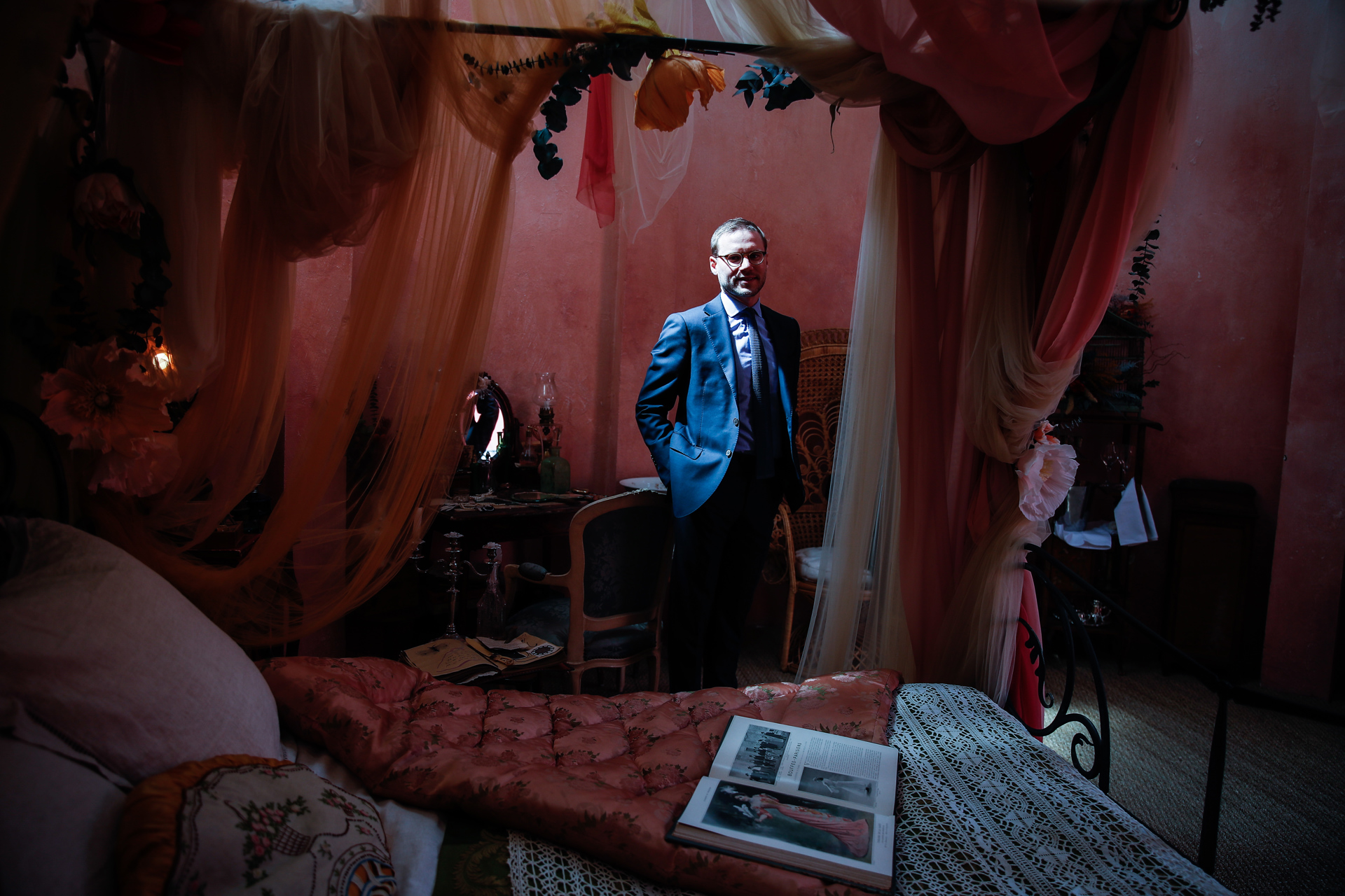 Dormir en el interior del Moulin Rouge por solo un euro