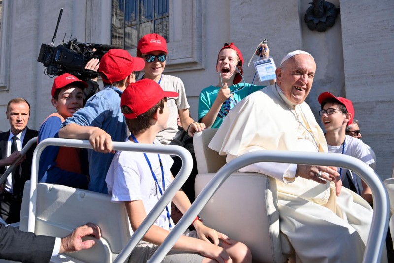 #Video Niños se suben al ‘Papamóvil’ y dan recorrido junto al papa Francisco #Video Niños se suben al ‘Papamóvil’ y dan recorrido junto al papa Francisco