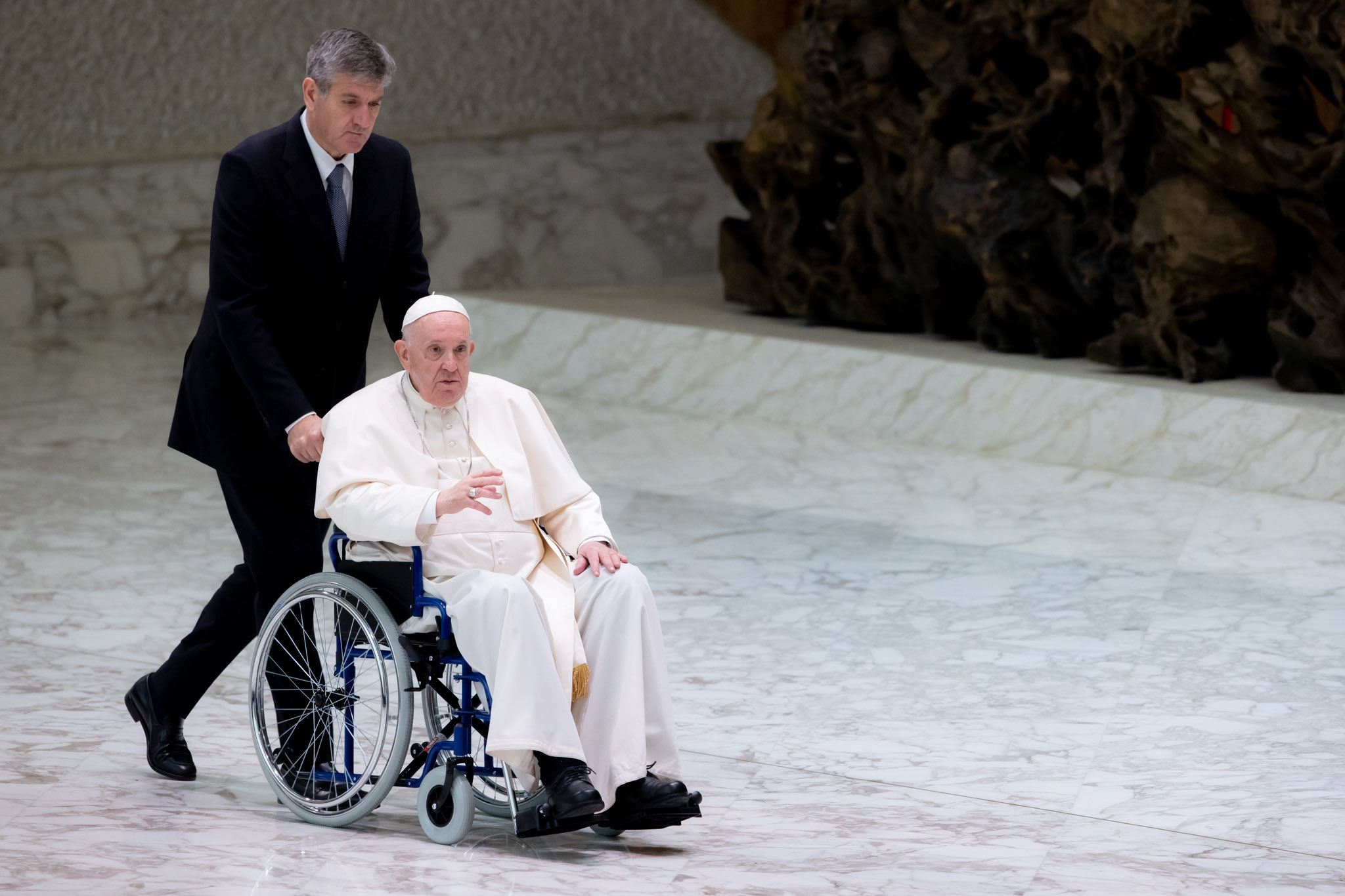 Papa Francisco aparece en silla de ruedas ante dolor de rodilla Papa Francisco aparece en silla de ruedas ante dolor de rodilla