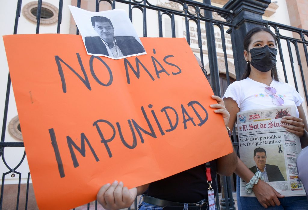 EE.UU. valora voluntad de México para resolver crímenes contra periodistas - periodistas-exigen-justicia-por-companero-asesinado-en-el-norte-de-mexico-2-1024x697