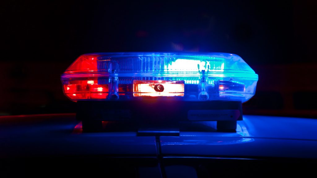 Familias latinas en Nueva York demandan a vecinos por insultos raciales - policia-sirena-1024x576