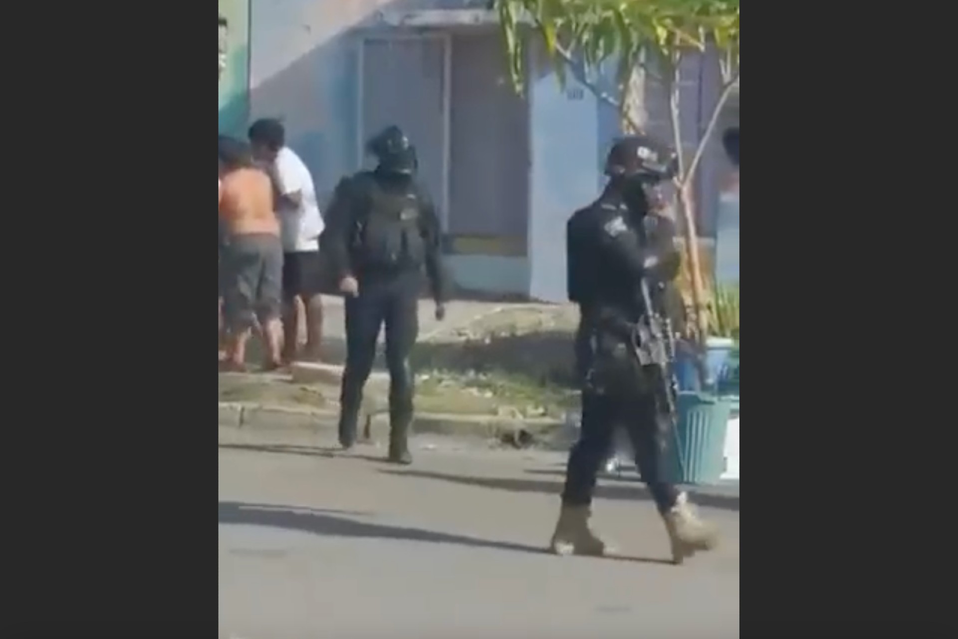 #Video Policías estatales golpean a mujer y niño en fraccionamiento de Veracruz #Video Policías estatales golpean a mujer y niño en fraccionamiento de Veracruz