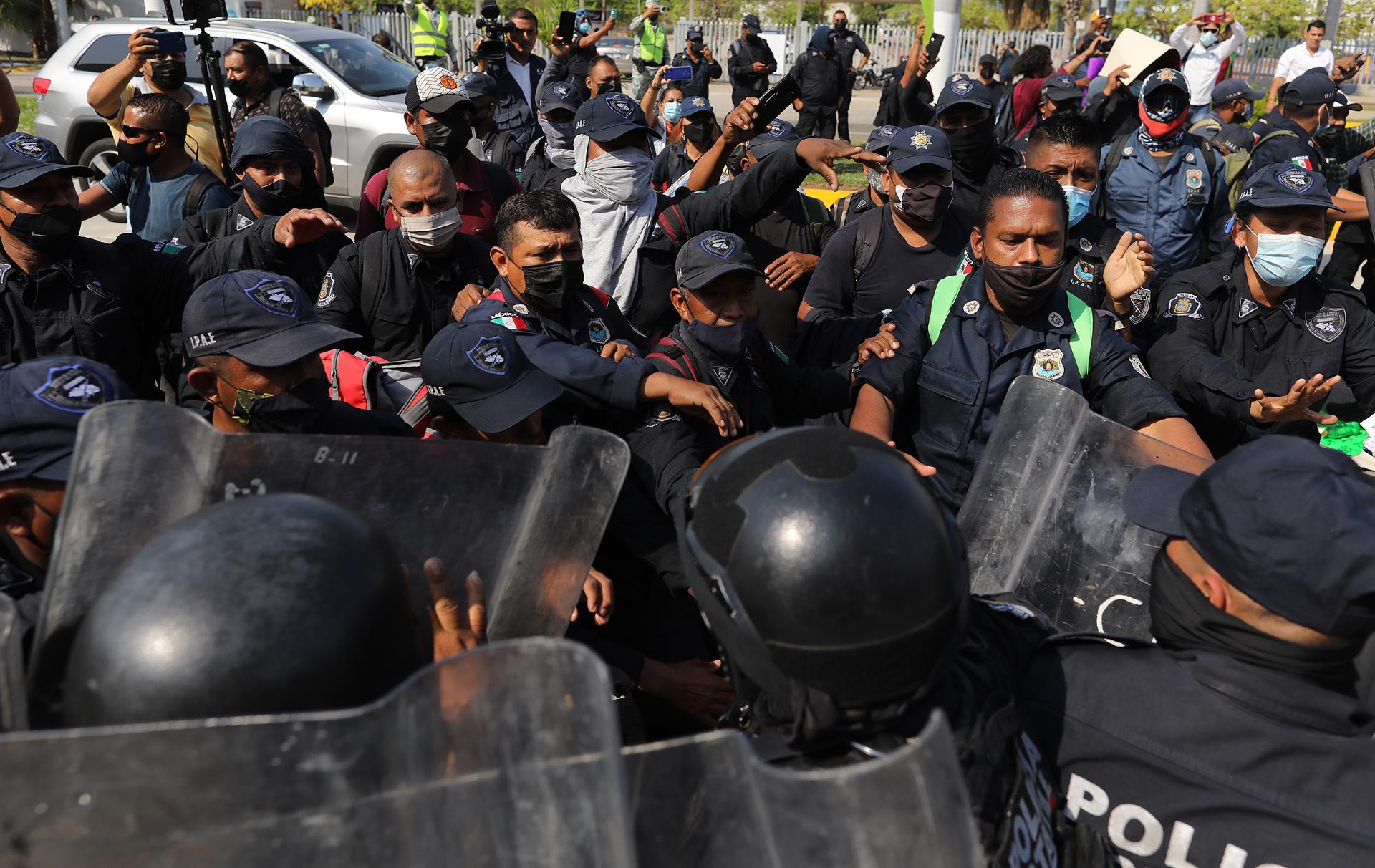 Policías de Guerrero se golpean entre sí en protesta por mejores salarios