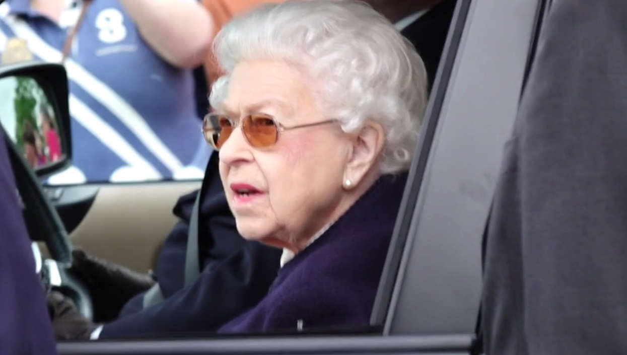 Reaparece la reina Isabel II en competencia ecuestre Reaparece la reina Isabel II en competencia ecuestre