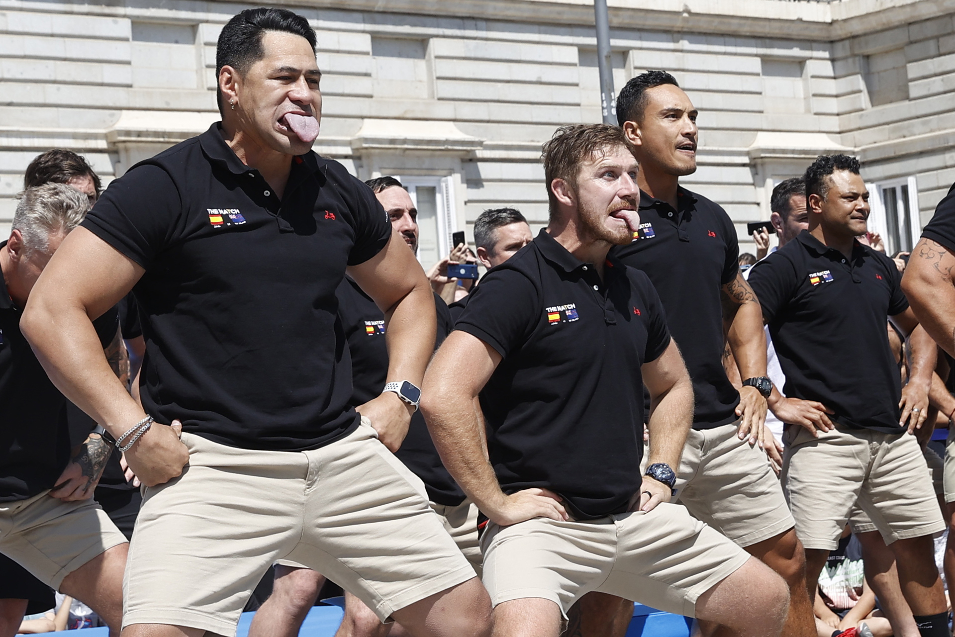 Los All Blacks impresionan con su tradiconal ‘haka’ frente al Palacio Real Los All Blacks impresionan con su tradiconal ‘haka’ frente al Palacio Real