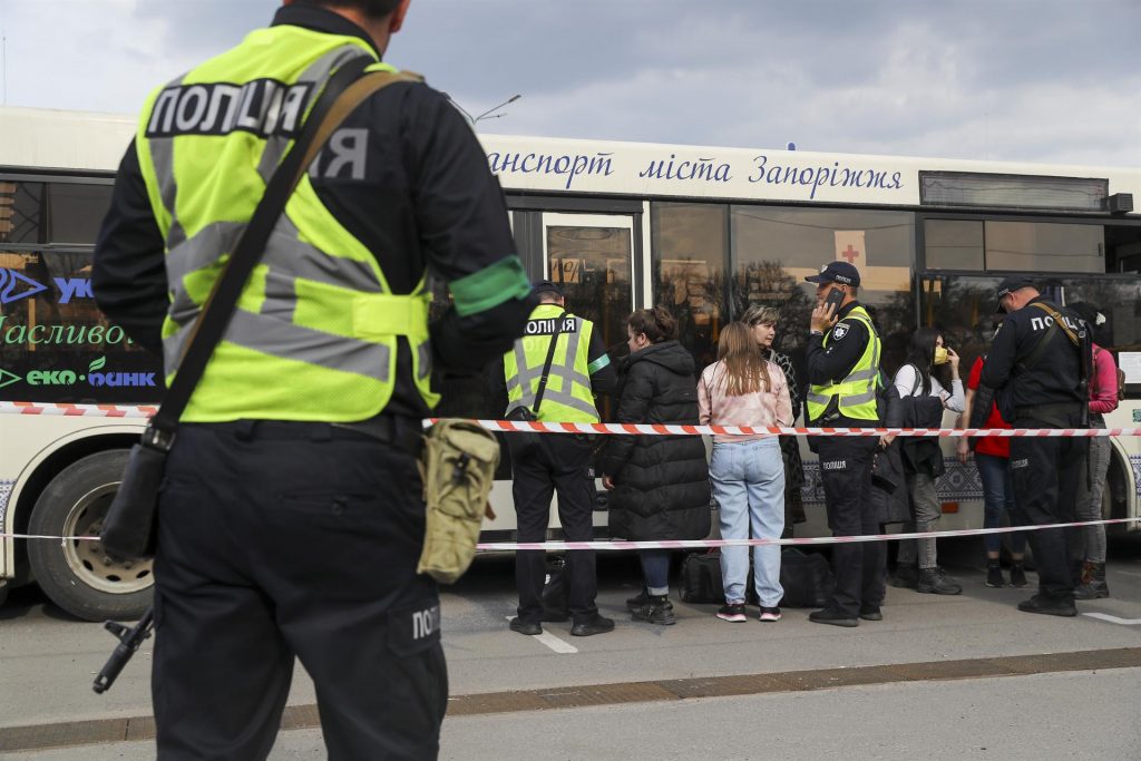Primeros evacuados de la acería de Mariúpol llegan a Zaporiyia - recepcion-de-regudiados-en-zaporiyia-1024x683