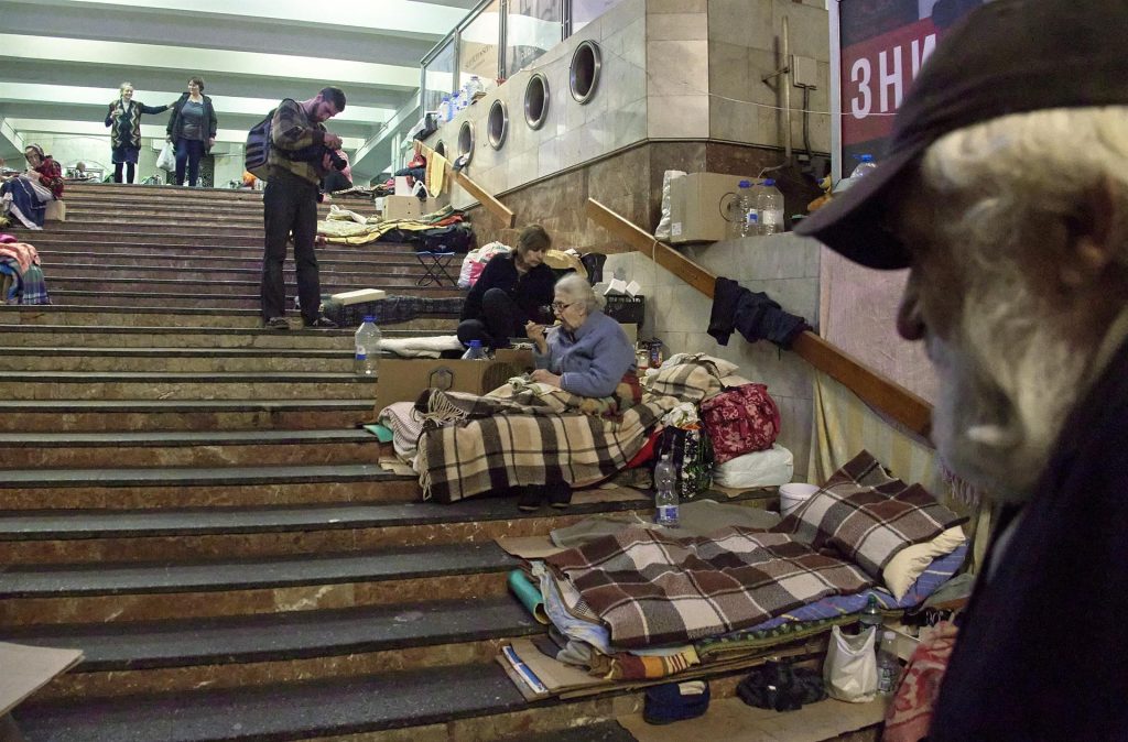 Boris Johnson dedica una carta a los niños ucranianos; asegura que son "un modelo a seguir" - refugiados-por-la-guerra-en-ucrania-en-metro-de-jarkov-1024x674