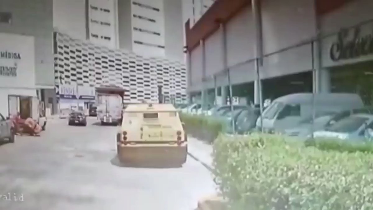 #Video Roban casi 5 mdp de camioneta de valores en Cancún #Video Roban casi 5 mdp de camioneta de valores en Cancún