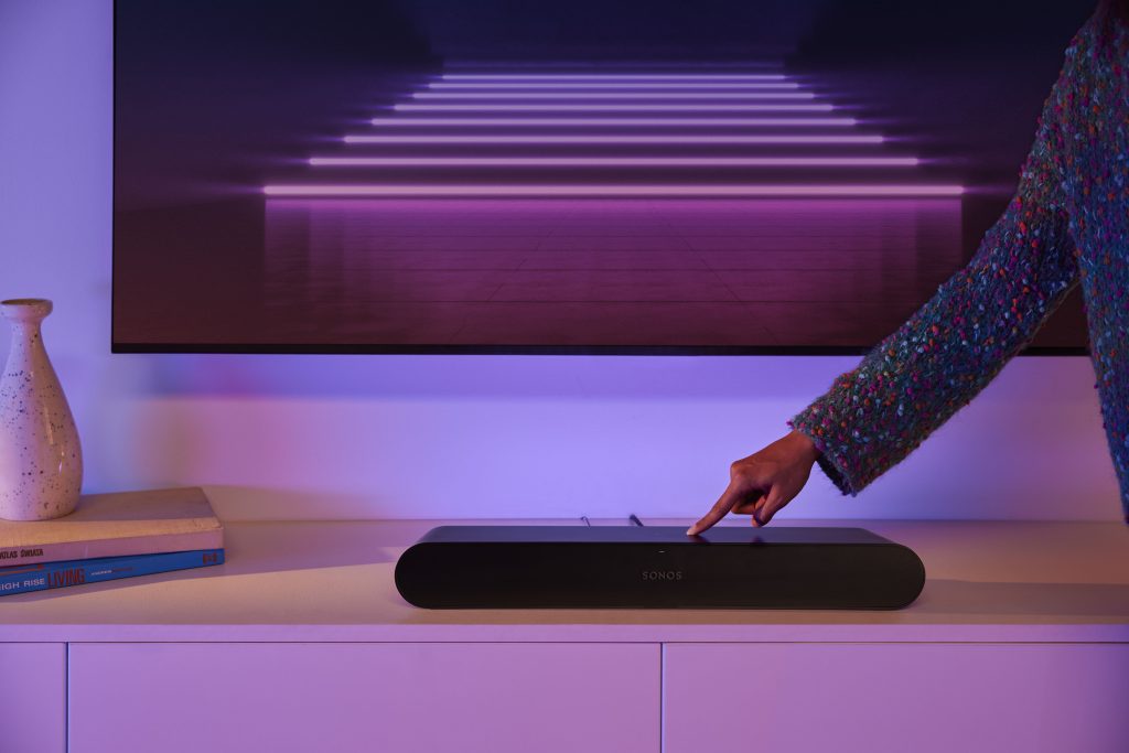 Ray, la soundbar compacta y económica que convertirá tu recámara en un sala de cine - sonos-ray-1-1024x683