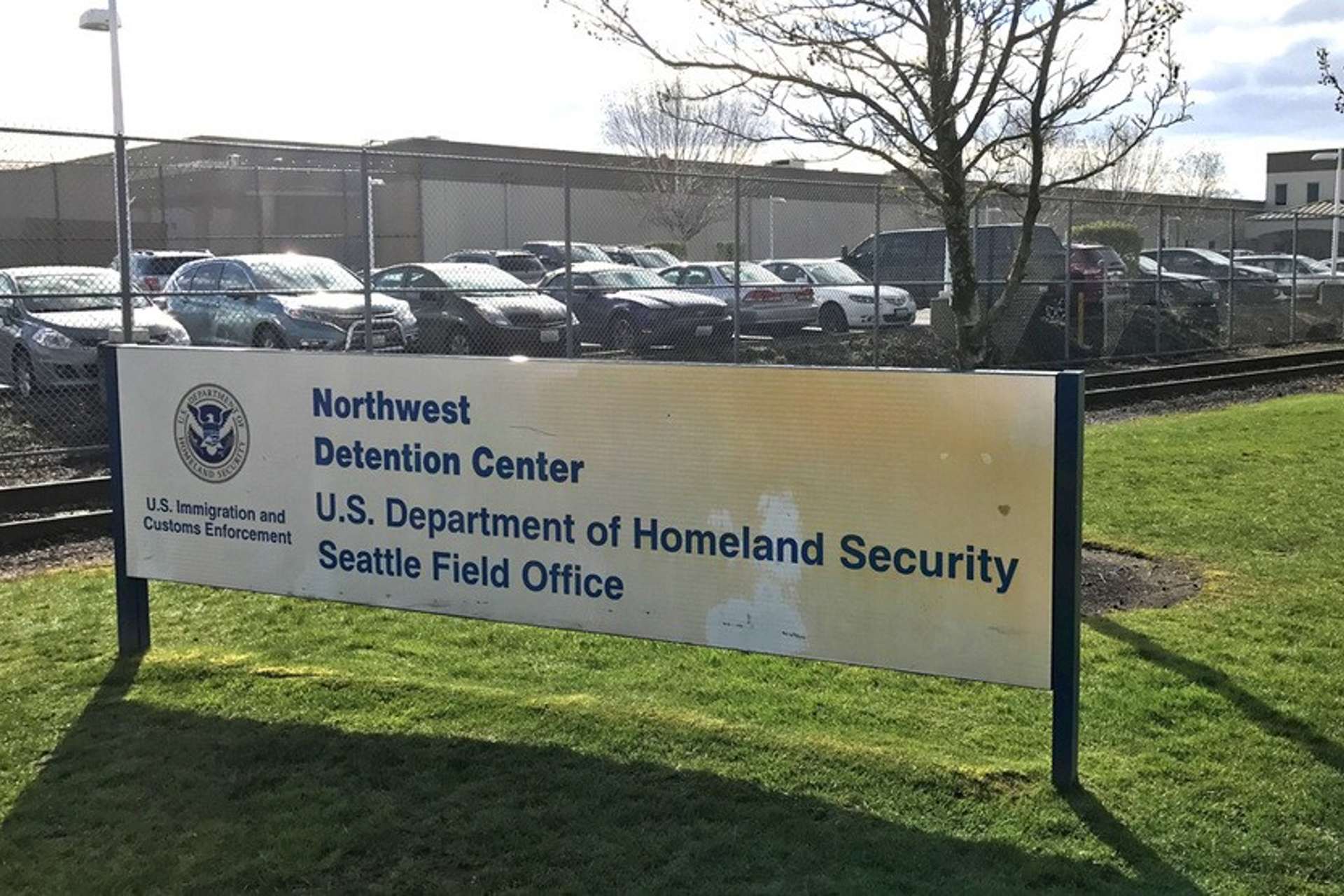 Al menos 9 migrantes en huelga de hambre en centro de detención de EE.UU.