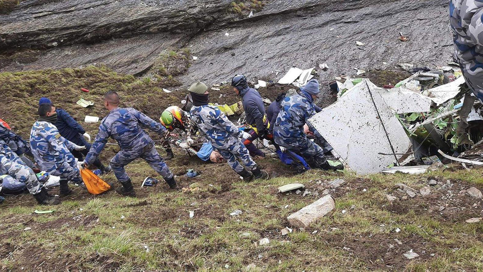 Recuperan 21 cadáveres del avión accidentado en Nepal Recuperan 21 cadáveres del avión accidentado en Nepal