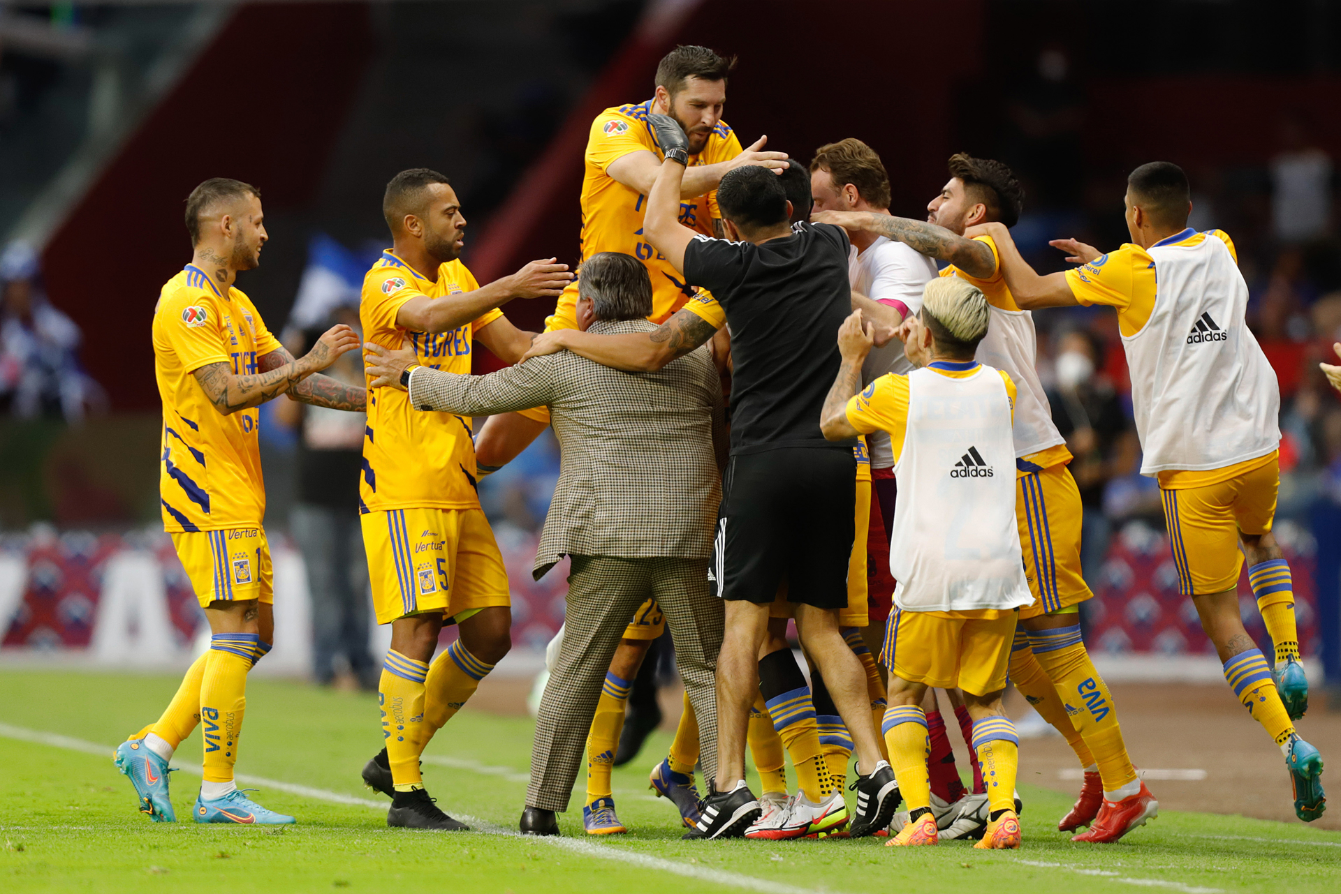 Tigres vence a Cruz Azul en su casa y se acerca a la semifinal