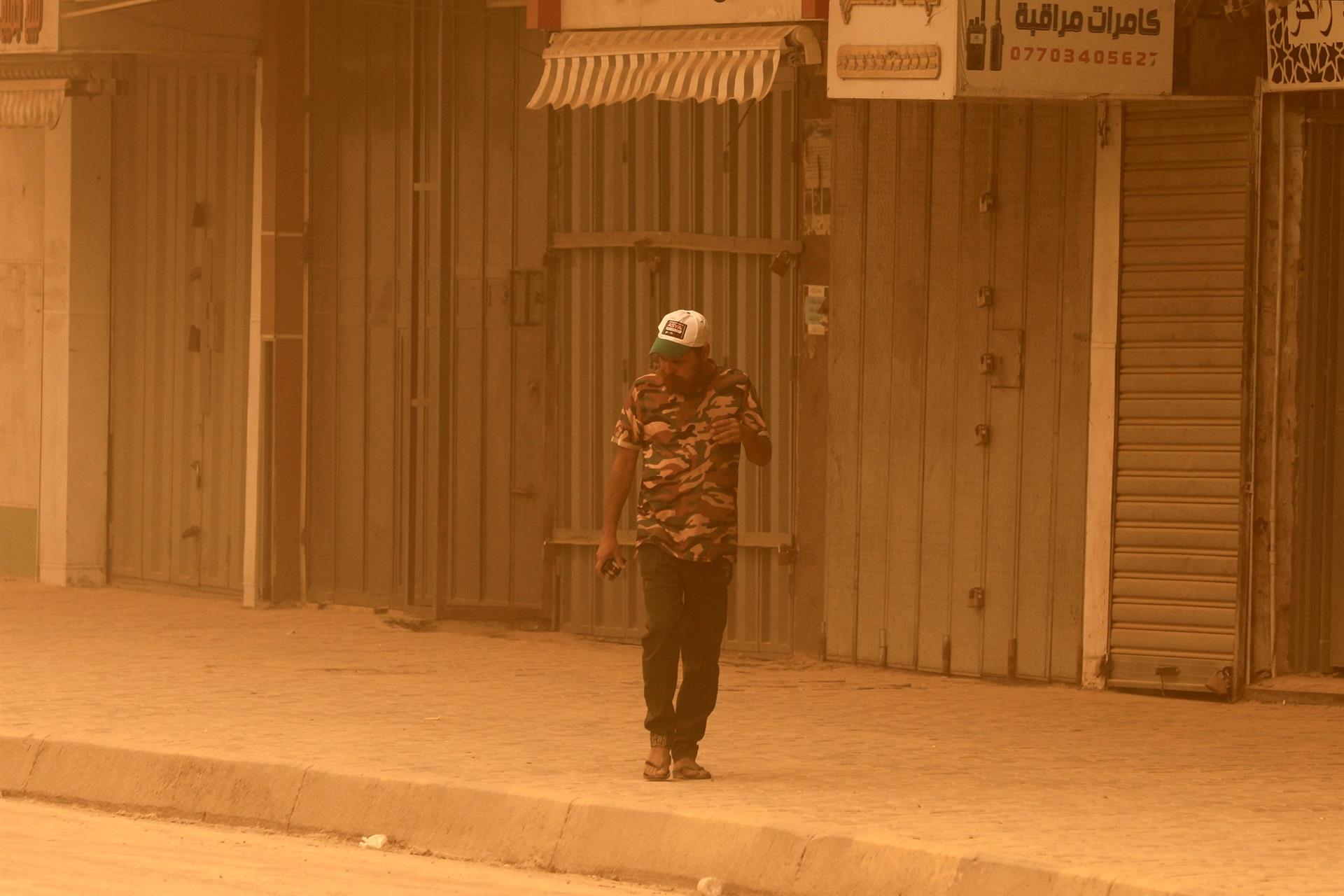 Un muerto y más de 5 mil hospitalizados en Irak por tormenta de arena Un muerto y más de 5 mil hospitalizados en Irak por tormenta de arena