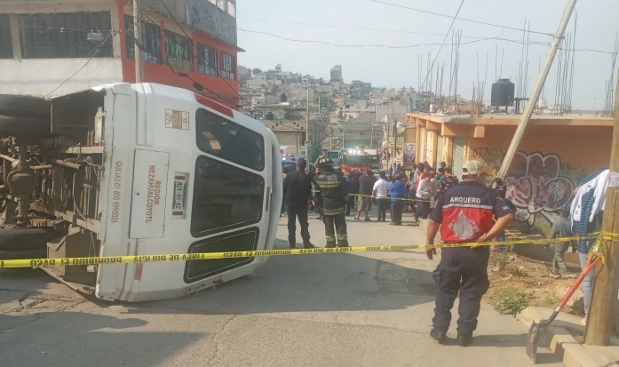 Volcadura de microbús en Los Reyes La Paz deja 20 heridos