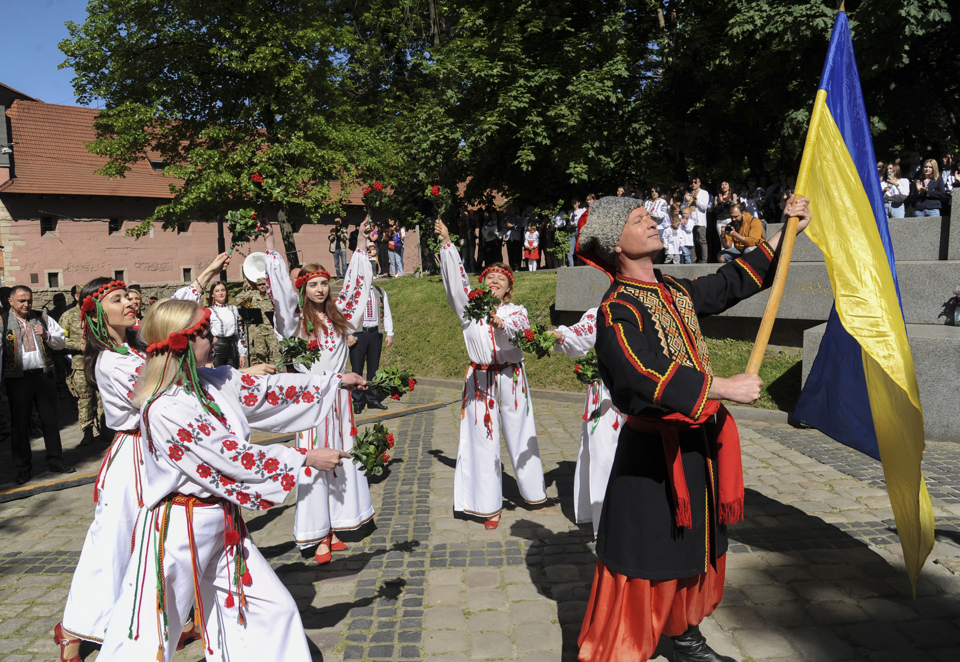 Ucrania defiende su identidad frente a Rusia el día de su traje tradicional