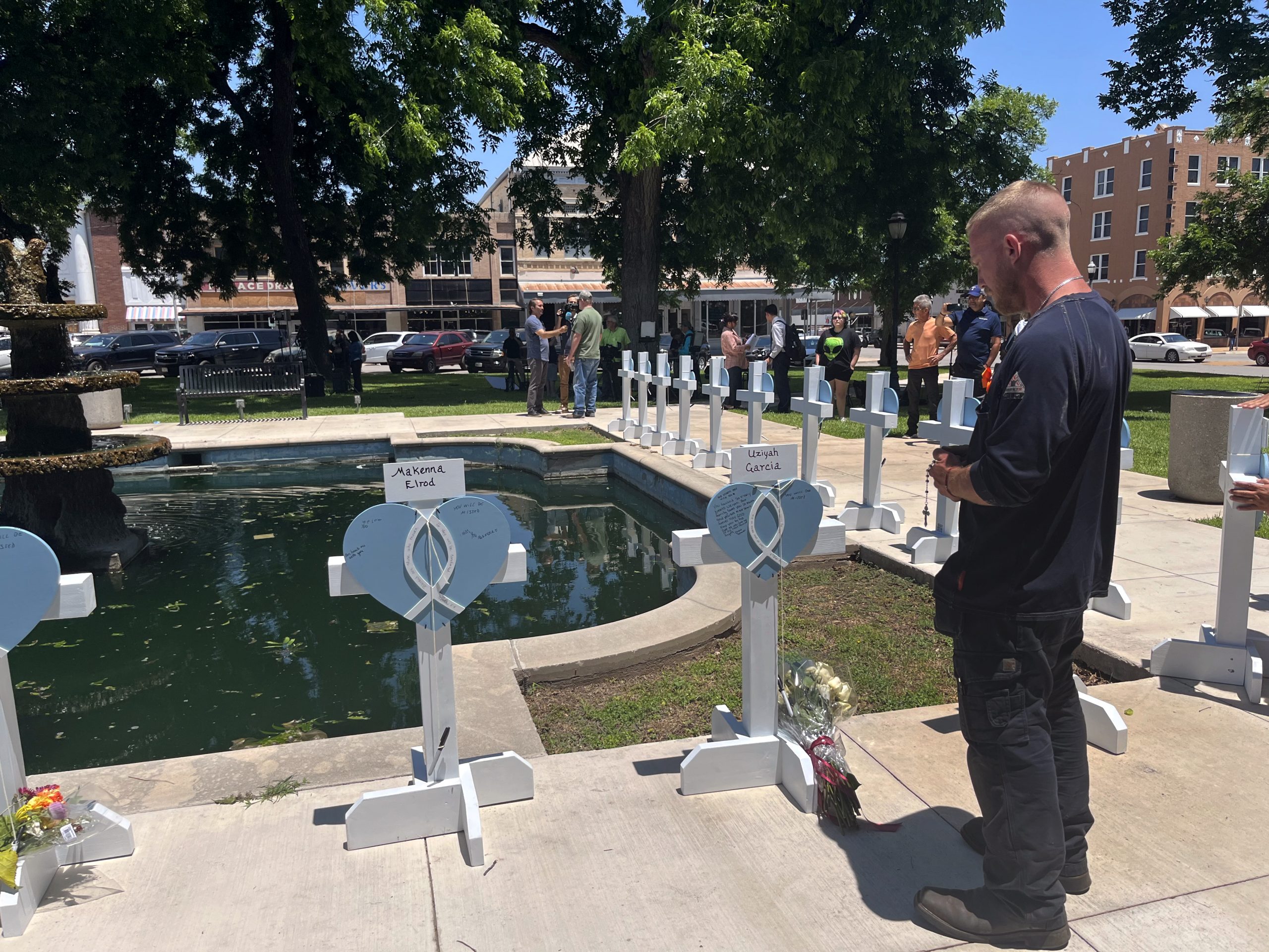 “Estamos en el salvaje oeste”: autoridades de Uvalde reflexionan sobre control de armas