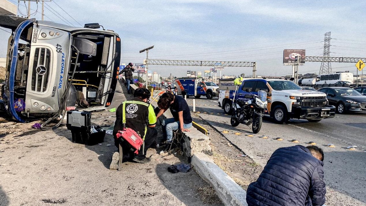 Vuelca autobús con 40 pasajeros en la México-Querétaro Vuelca autobús con 40 pasajeros en la México-Querétaro