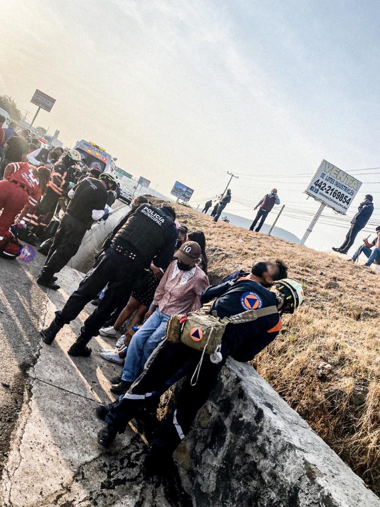 Vuelca autobús con 40 pasajeros en la México-Querétaro - vuelca-autobus-con-40-pasajeros-en-la-mexico-queretaro-6-768x1024