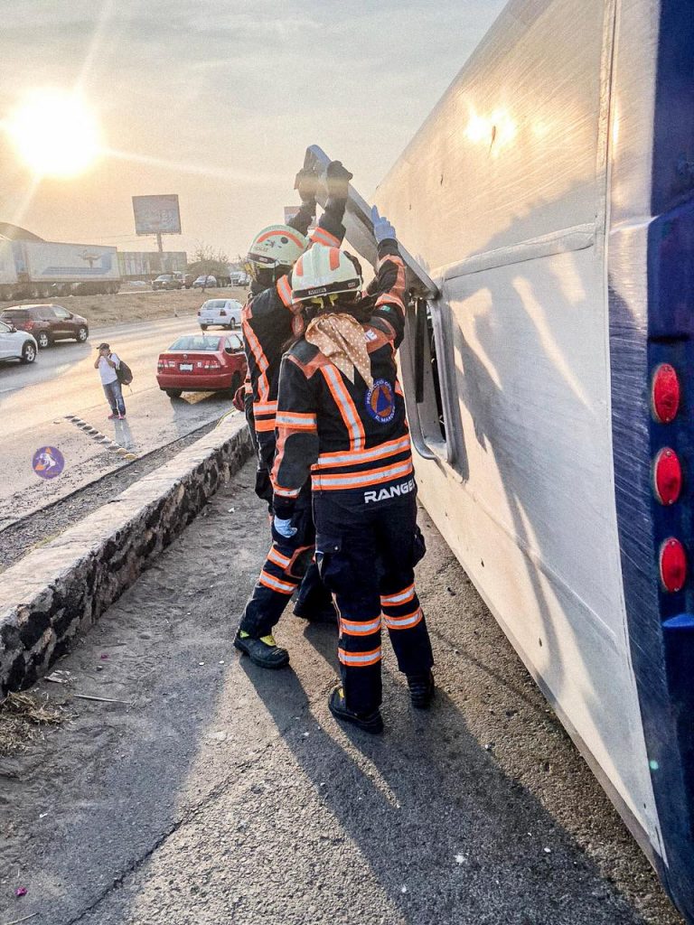 Vuelca autobús con 40 pasajeros en la México-Querétaro - vuelca-autobus-con-40-pasajeros-en-la-mexico-queretaro-7-768x1024