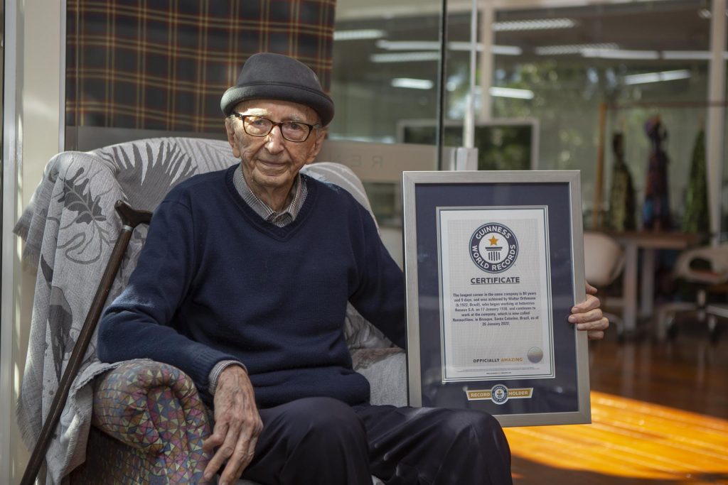A los 100 años, brasileño rompe récord de "empleado más antiguo" del mundo - walter-orthmann-con-record-guinness-1024x683
