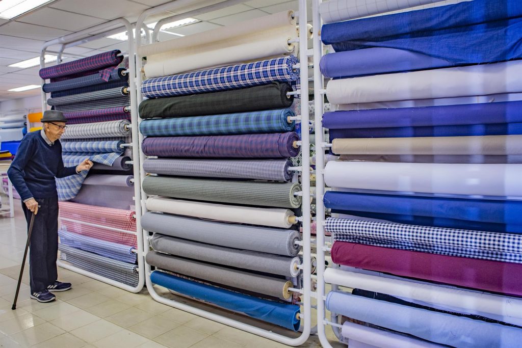 A los 100 años, brasileño rompe récord de "empleado más antiguo" del mundo - walter-orthmann-en-fabrica-textil-de-brasil-1024x683