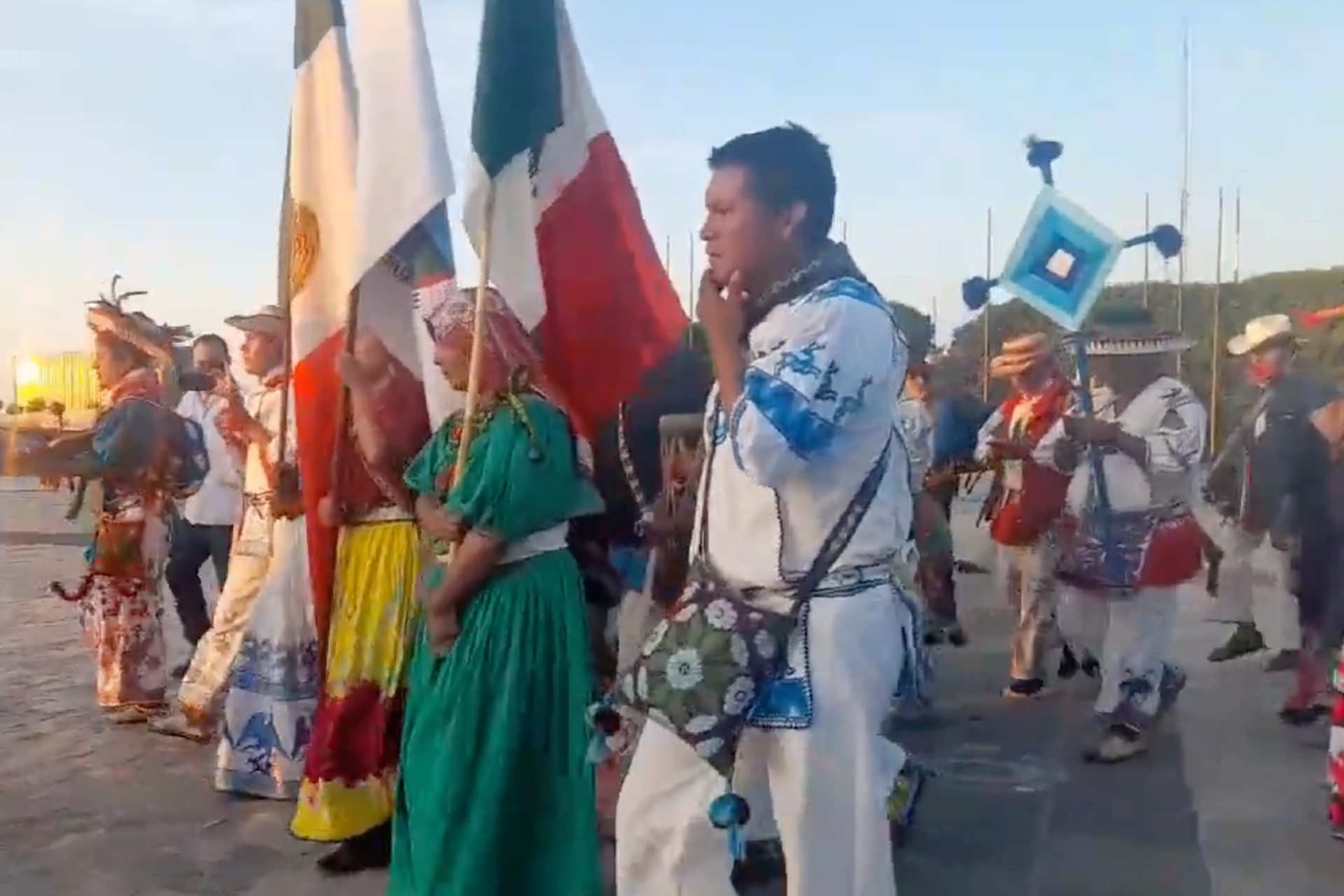 Migrantes wixaritari realizan ceremonia en la Basílica de Guadalupe