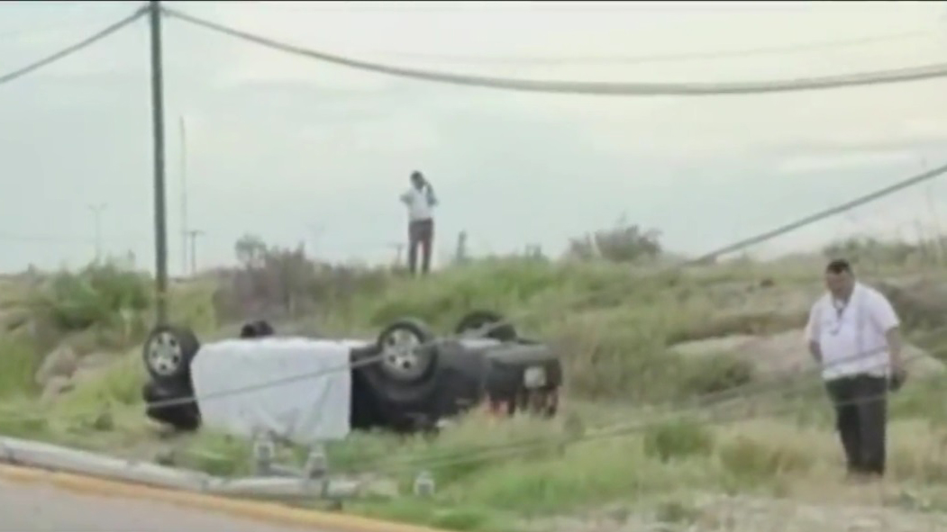 Conductor choca contra poste en Coahuila y muere junto a sus hijos