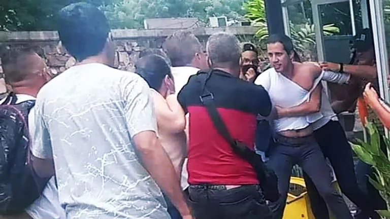 #Video Juan Guaidó recibe empujones e insultos durante gira