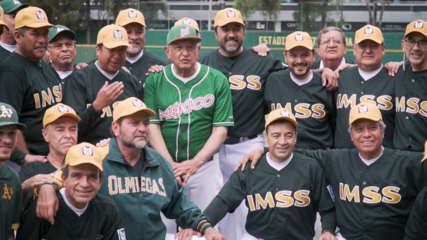 AMLO juega con las estrellas del beisbol Marco Vinny Castilla y