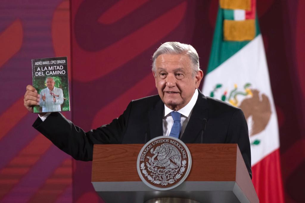 AMLO vivirá de regalías de libros y pensión del ISSSTE cuando se retire