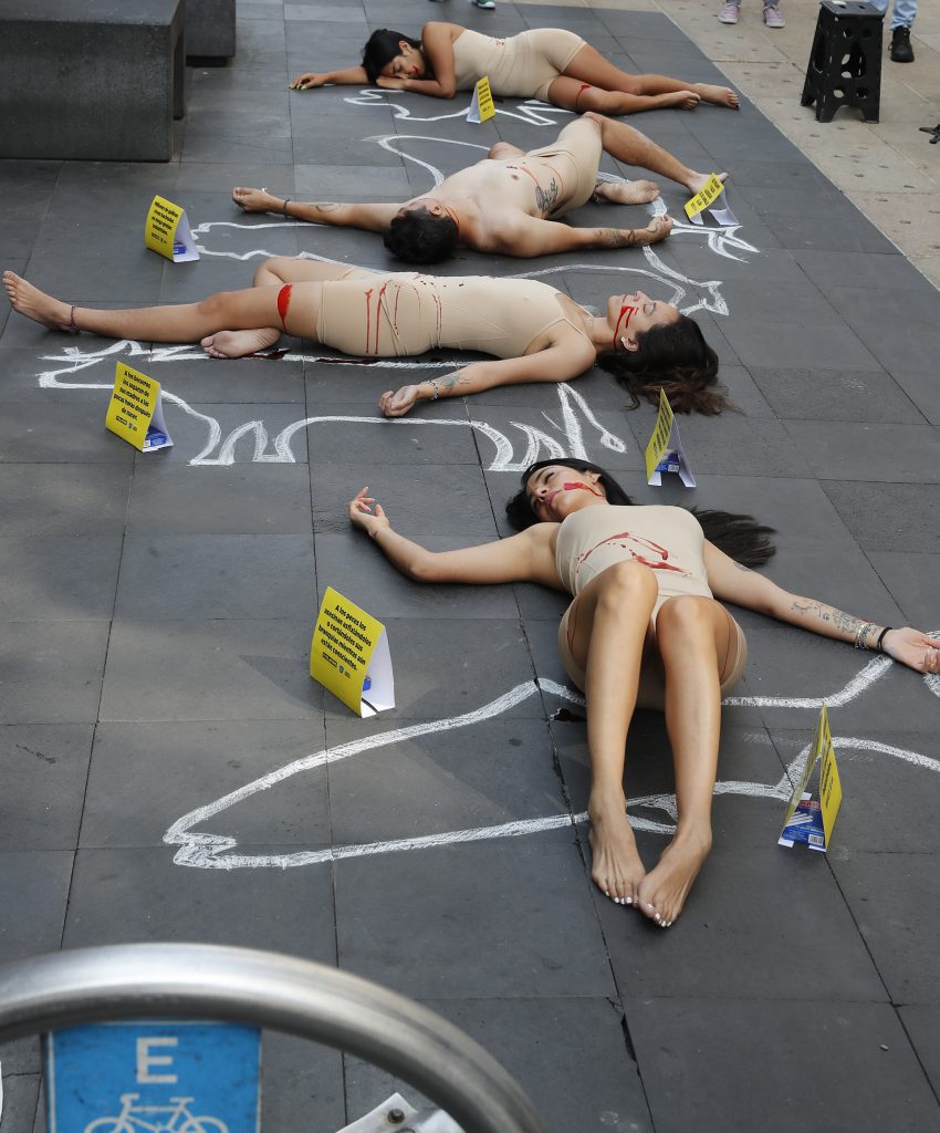 Activistas muestran sufrimiento de animales con "performance" en CDMX - animalistas-muestran-el-sufrimiento-de-animales-con-22performance22-en-mexico-850x1024