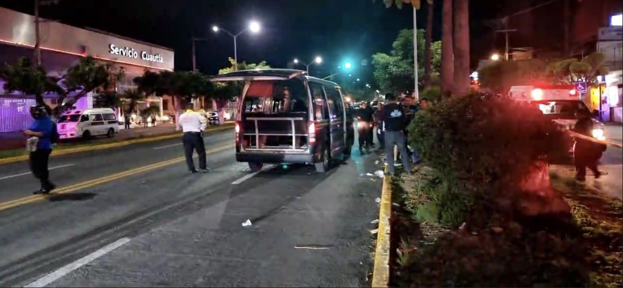 Atacan combi en Cuautla con familia a bordo; hay un muerto Atacan combi en Cuautla con familia a bordo; hay un muerto