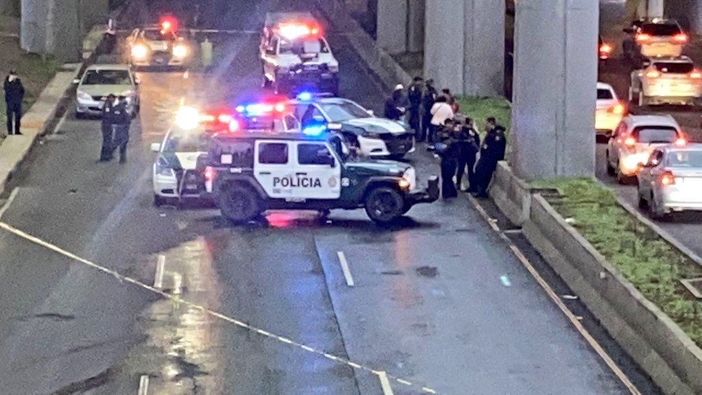 Mujer muere atropellada en carriles centrales de Periférico Sur Mujer muere atropellada en carriles centrales de Periférico Sur