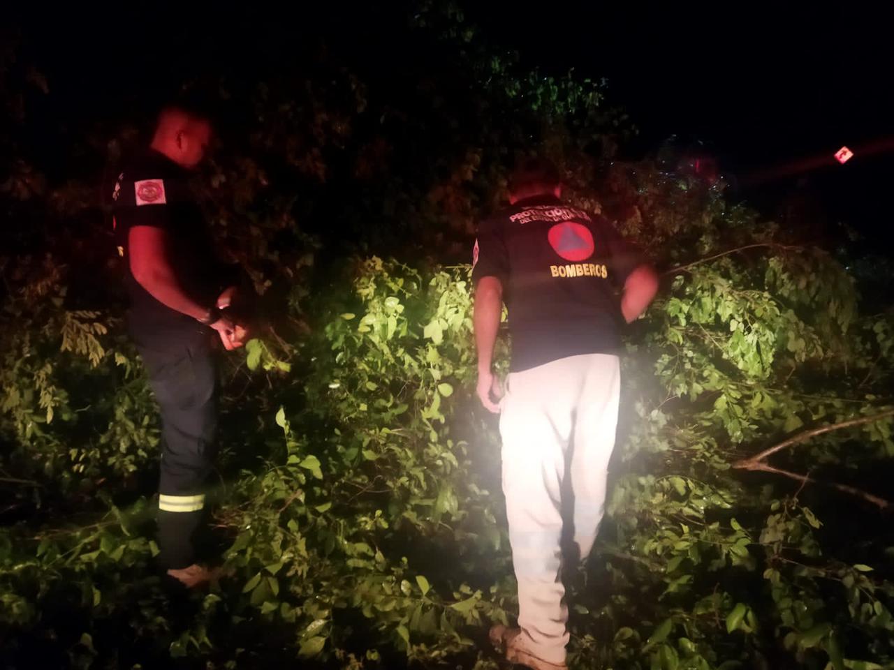 Dos muertos, inundaciones y desbordamientos de arroyo en Guerrero tras huracán Blas Dos muertos, inundaciones y desbordamientos de arroyo en Guerrero tras huracán Blas