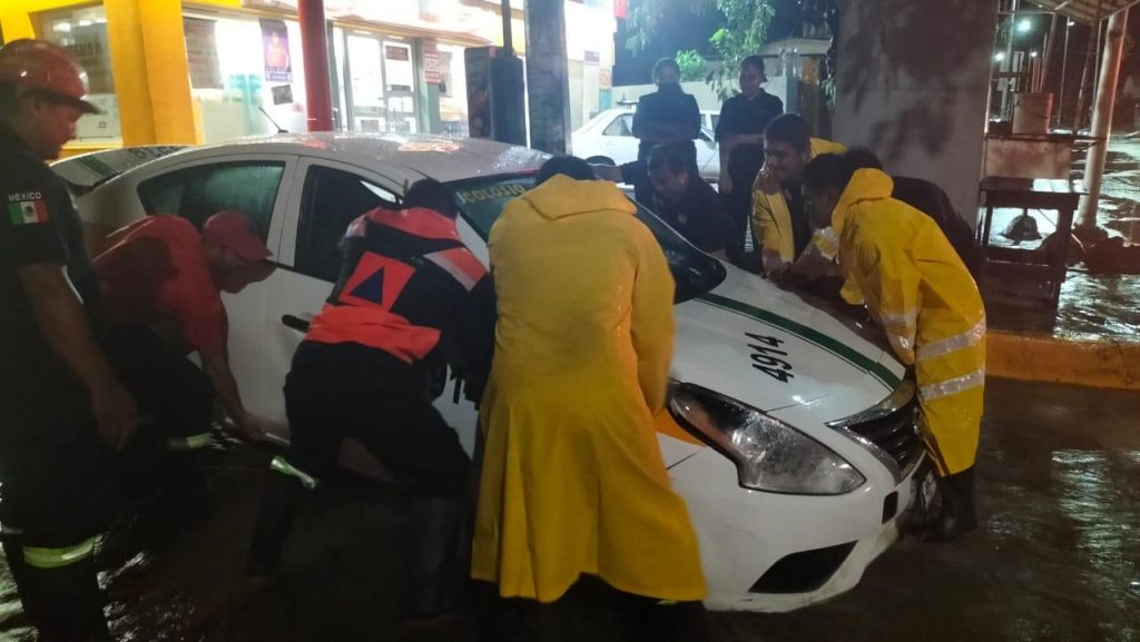 Dos muertos, inundaciones y desbordamientos de arroyo en Guerrero tras huracán Blas - auxilio-a-automovilistas-varados-en-inundaciones-en-guerrero-1024x577