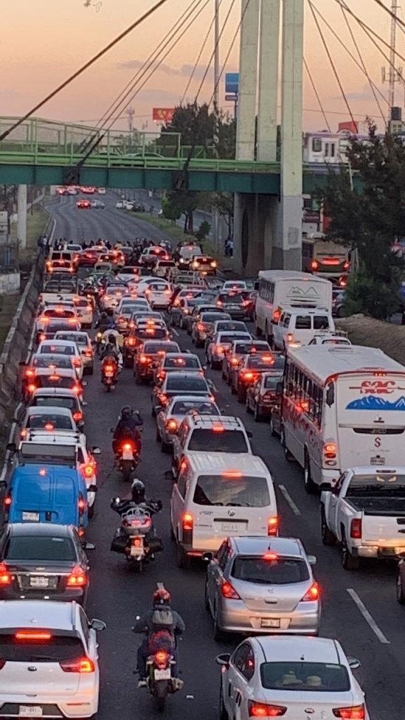 Normalizada, circulación en CDMX tras puntos bloqueados por transportistas - bloqueo-de-transportistas-en-avenida-zaragoza-576x1024