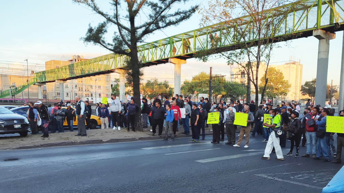 Bloqueos de transportistas durarán hasta las dos o tres de la tarde Bloqueos de transportistas durarán hasta las dos o tres de la tarde
