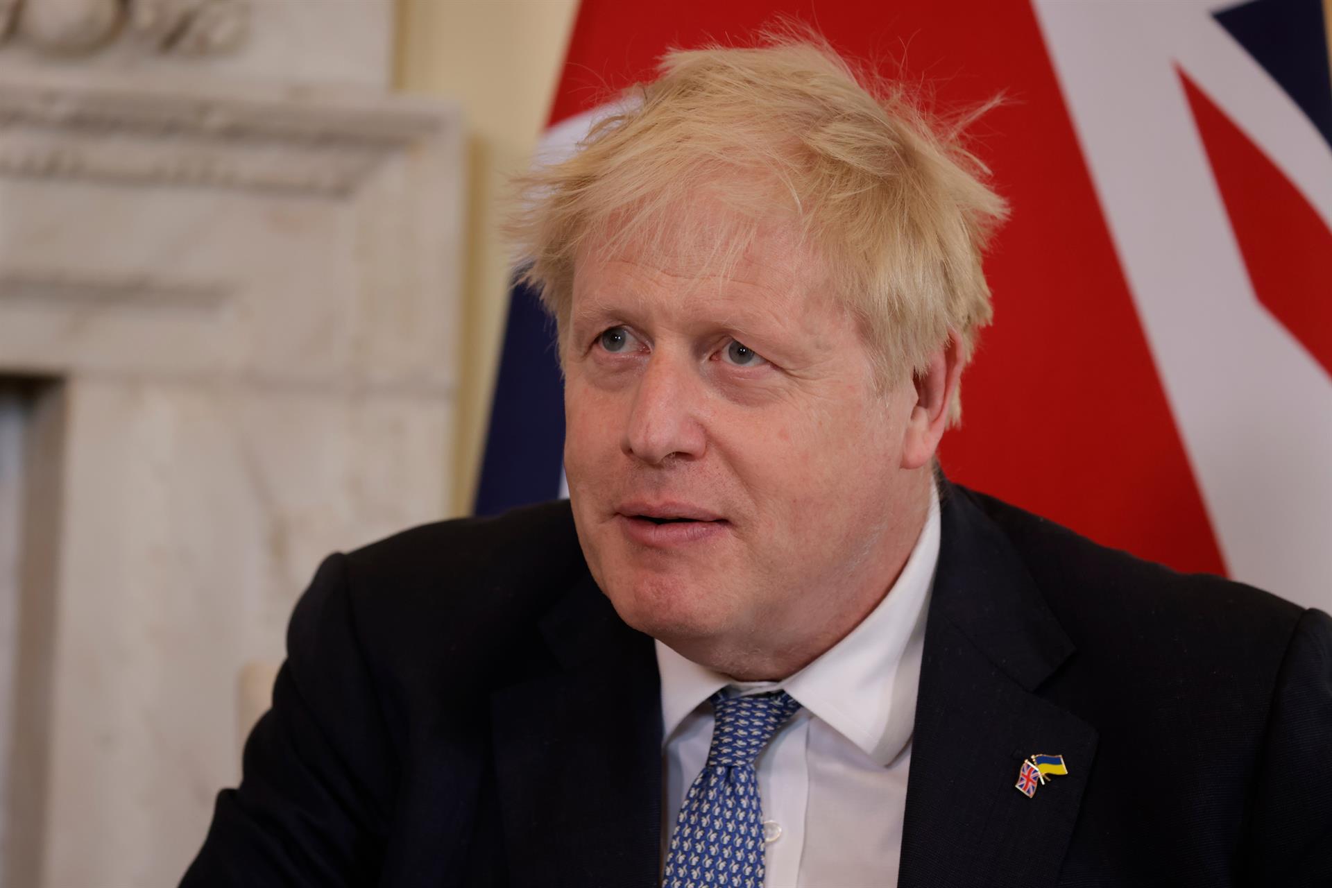 Boris Johnson salva moción de censura interna con exigua mayoría