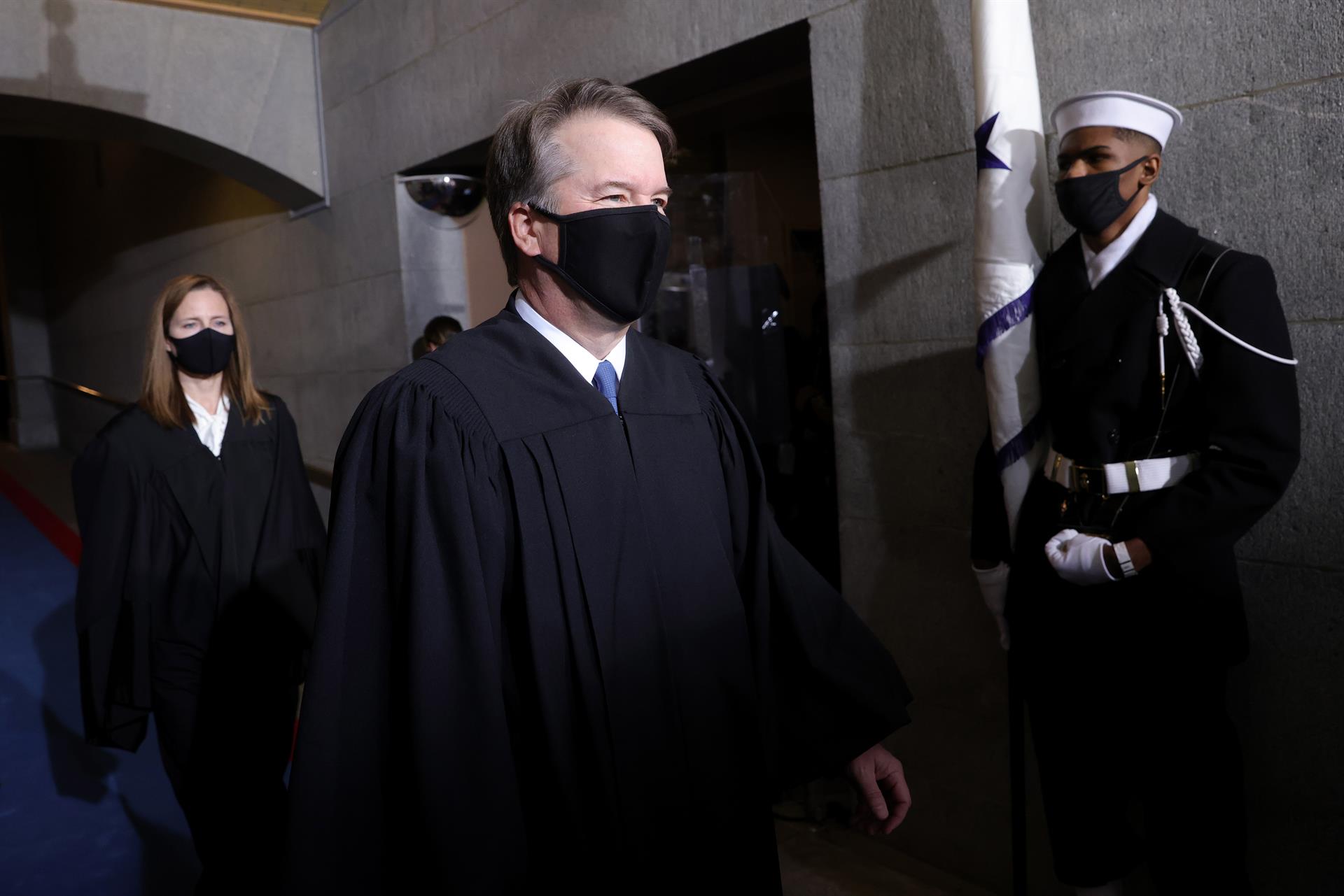 Detienen a hombre armado cerca de casa de juez del Tribunal Supremo estadounidense Detienen a hombre armado cerca de casa de juez del Tribunal Supremo estadounidense