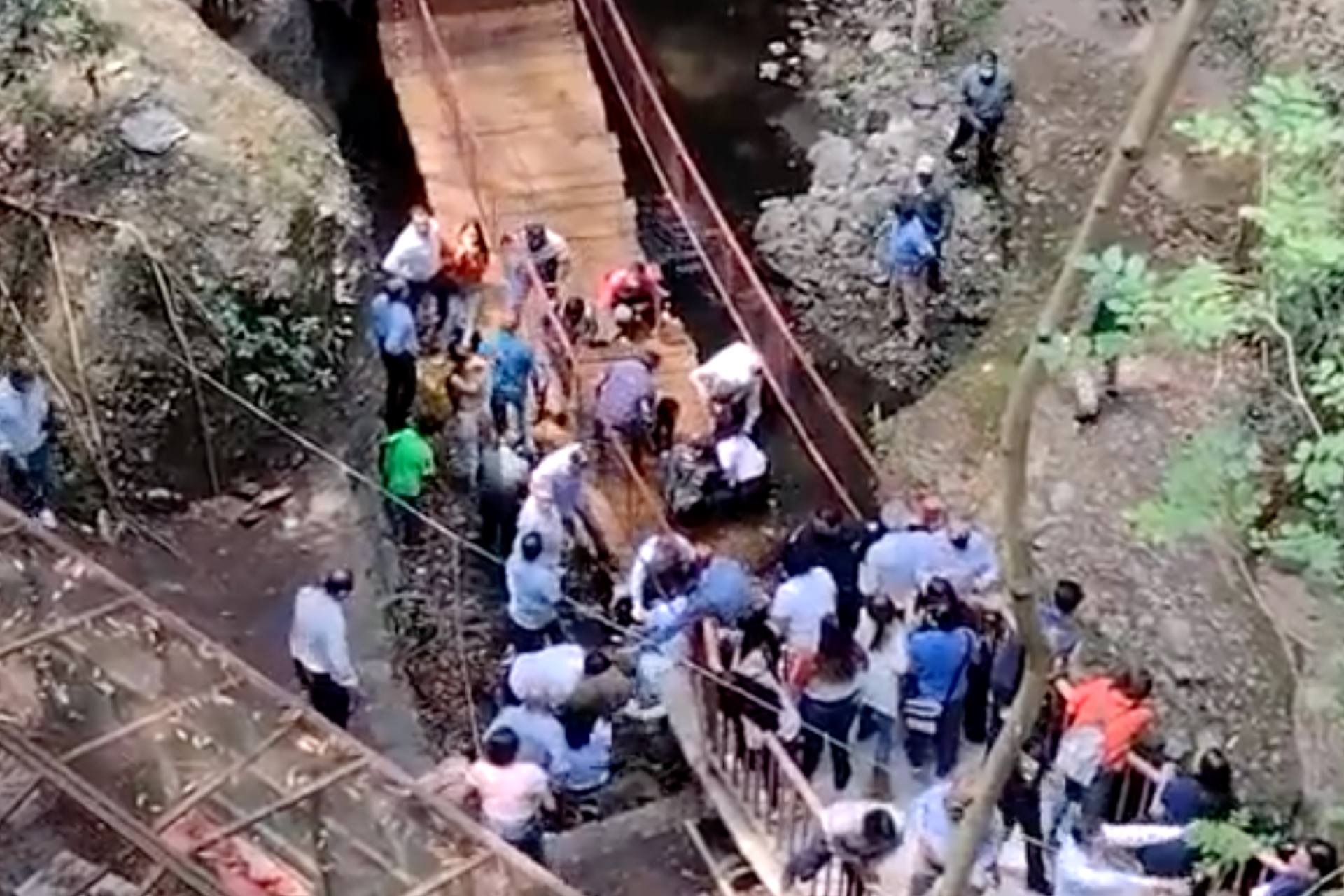 Separan del cargo a funcionarios por caída de puente colgante en Morelos Separan del cargo a funcionarios por caída de puente colgante en Morelos