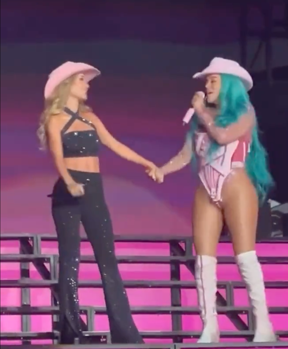 VIDEO Así fue el regreso a los escenarios de Anahí, de la mano de Karol G VIDEO Así fue el regreso a los escenarios de Anahí, de la mano de Karol G