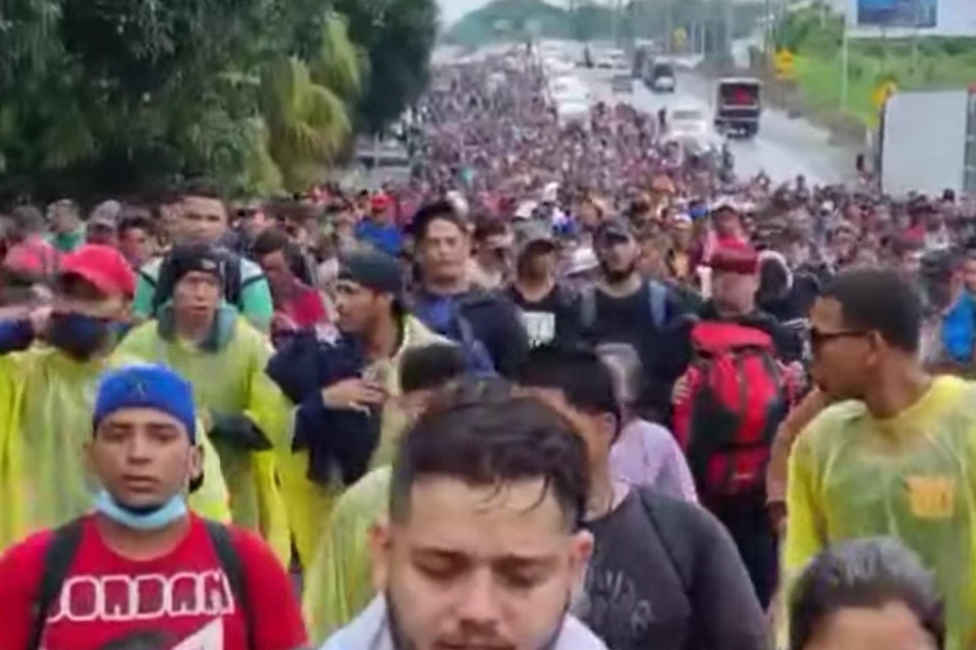 Inédita caravana de 15 mil migrantes parte de Chiapas hacia EE.UU.
